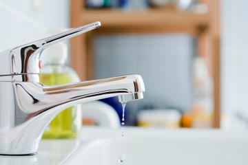 Fort Myers plumber repairing a leaking faucet